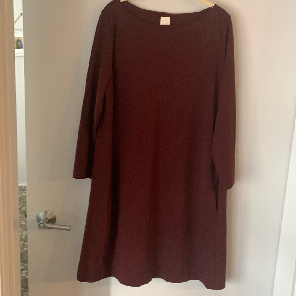 H&M dress with pockets.  Never worn, burgundy
